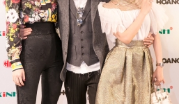 Một sự kiện, hai kiểu 'nghỉ chơi' của showbiz Việt