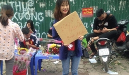 Nữ sinh rao bán 10 nghìn một cái ôm tặng kèm một cành hoa vào ngày 20/10