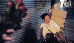 Theo chân những phụ nữ Việt vất vả mưu sinh trong đêm và nụ cười bừng sáng ngày lễ dành cho chính họ