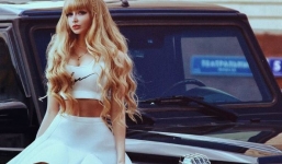 Cuộc đời không biết sướng hay khổ của 'búp bê sống' nước Nga: 26 tuổi, hẹn hò phải đi cùng mẹ, mặc gì là do mẹ chọn