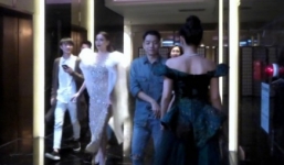 Sáng còn tươi cười chụp ảnh, tối Hà Hồ và Lệ Quyên đã coi nhau như 'người vô hình'