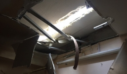 Hà Nội: Hãi hùng 2 thanh sắt từ tầng 27 lao thẳng xuống nhà dân