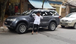 Mẹ của cô gái dán băng vệ sinh lên xế hộp: Hành động của con tôi thiếu tế nhị, phản cảm