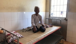 Người mẹ già xin từng bữa ăn nuôi 4 người con tâm thần ngã quỵ khi người con gái út té sông mà chết