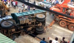 Xe tải chở đất lật nghiêng đè chết người đàn ông bán vé số