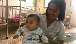 Bé trai bị mẹ bỏ rơi ở nhà nghỉ được nữ công an cho bú: 'Cháu vẫn còn nhớ sữa mẹ lắm'