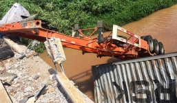 Container lao thẳng xuống sông, tài xế tử nạn trong cabin bẹp dúm