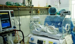 Mang bầu tuần 31, sản phụ bất ngờ đẻ rơi con trước cửa phòng sinh