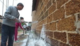 Hà Nội: 10 ngày sau lũ, người dân Tân Tiến rắc vôi bột trắng đường phòng bệnh dịch