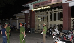 Bố đánh hiệu trưởng rách miệng sau khi con trêu đùa với bạn bị xước mặt