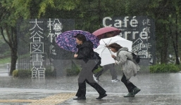 Siêu bão Lan 'oanh tạc' Nhật Bản, 7 người thương vong