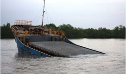 Tìm thấy 3 thuyền viên sà lan QN 8359 bị nạn trên vùng biển Bạch Long Vỹ