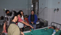 Đạn nổ, bố mẹ tử vong, hai con trọng thương