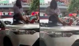Hà Nội: Nữ tài xế taxi mặc váy ngồi nóc ô tô chống đối CSGT