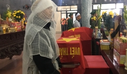 Xót xa chiếc quan tài trống trong lễ truy điệu 2 chiến sĩ biên phòng bị lũ cuốn