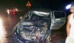 Xe khách đâm nát đầu taxi, 3 người nhập viện nguy kịch