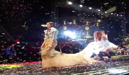 Đang hát rất sung, Hà Hồ bất ngờ chạy theo chỉnh váy cho người mẫu