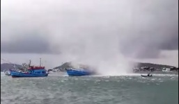 Vòi rồng bất ngờ xuất hiện nhấm chìm tàu cá ở Phú Quốc