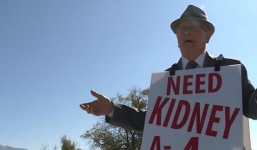 Ông lão 74 tuổi mỗi ngày đi lang thang hàng cây số để tìm thận cứu vợ