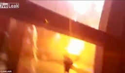 Bé trai cầm ô bị sét đánh tóe lửa vẫn sống sót