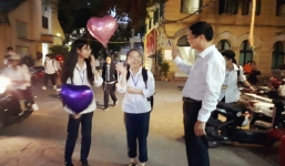 Thầy hiệu trưởng đứng trước cổng chào học sinh mỗi ngày