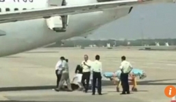 Nữ tiếp viên hàng không rơi ở độ cao 3 mét trong lúc máy bay cất cánh