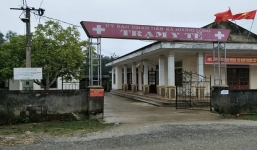 Nửa đêm xông vào phòng cầm dao chém vợ chủ tịch xã