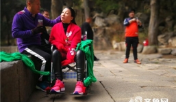 Chồng cõng vợ hơn 6.000 bậc đá đi vãn cảnh gây xúc động cộng đồng mạng