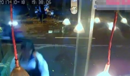 Mê trà sữa cô gái đâm sầm làm vỡ cửa kính của cửa hàng