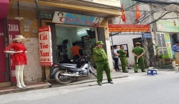 Hà Nội: Người đàn ông treo cổ lơ lửng trên cột điện