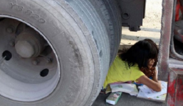 Bị xe tải 40 tấn đè lên người, bé gái 11 tuổi không hề khóc lóc, kêu la