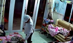 Clip: Trộm vào nhà lục lọi rồi cướp điện thoại trước mặt cô gái