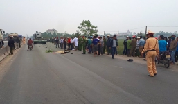 Tránh bò, hai thanh niên bị xe đầu kéo tông tử vong