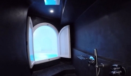 Thấy đường hầm bí ẩn sau phòng tắm, đôi vợ chồng đi theo và phát hiện cảnh tượng bất ngờ