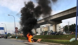 Xe máy bốc cháy như đuốc trên phố Sài Gòn, người đi đường hoảng loạn