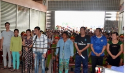 Côn đồ đâm cảnh sát trọng thương để giải vây người thân