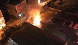 Ôtô mới mua bốc cháy ngùn ngụt trong sân chung cư