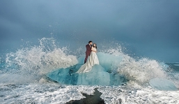 Xôn xao bộ ảnh cưới giữa băng tuyết -7 độ C của cặp đôi 8X ở Iceland  