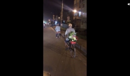 Hình ảnh cụ ông đạp xe cũ, chở lẵng hoa lặng lẽ đi theo sau cụ bà thu hút cư dân mạng