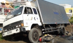 Xe tải tuột dốc, bé 6 tuổi tử vong thương tâm