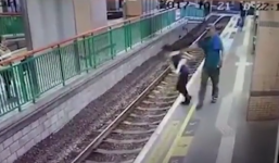 Người đàn ông đẩy nữ lao công xuống đường ray gây phẫn nộ