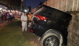 Đạp nhầm chân ga, tài xế ô tô đâm xuyên thủng tường