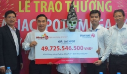 Người đàn ông hóa trang mặt quỷ nhận giải jackpot - Mega 6/45 trị giá gần 50 tỉ đồng