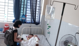 Nến rớt xuống bình xăng dưới giường, hai mẹ con thai phụ bỏng nặng, chồng chưa cưới ôm tiền ủng hộ bỏ trốn