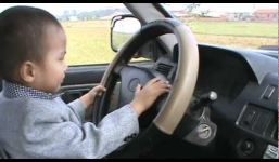 Cảnh sát vất vả truy đuổi bé trai 10 tuổi lái ôtô 160 km/h