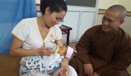 Bé sơ sinh 2 ngày tuổi bị bỏ rơi sau tượng phật cùng lá thư nhờ chùa nuôi hộ