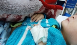 Vụ bé trai có cái đầu to khác lạ bị bố bỏ mẹ con đi lấy vợ khác: Tiên lượng xấu, gia đình xin về