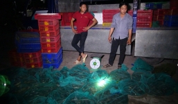 Chết khiếp với hơn 2 tạ rắn bò lổm ngổm trên xe tải