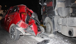 Ôtô 4 chỗ bị xe container tông nát bét, nữ tài xế may mắn thoát chết