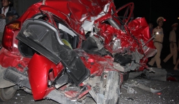 'Xế hộp' bị vò nát giữa 2 xe đầu kéo, nữ tài xế may mắn thoát chết